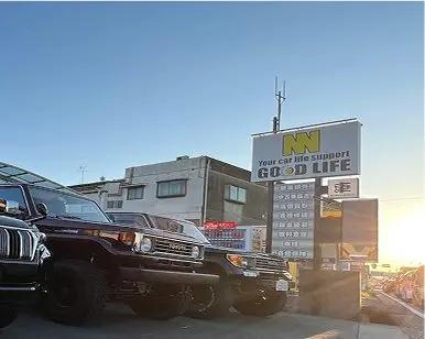 店舗外観と横に並ぶ車