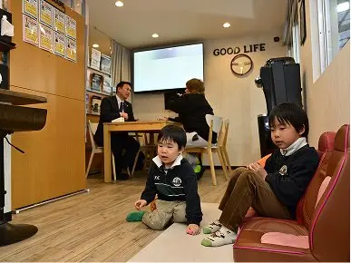 店舗内観とスタッフと話し合う大人たちと遊んでいる子どもたち