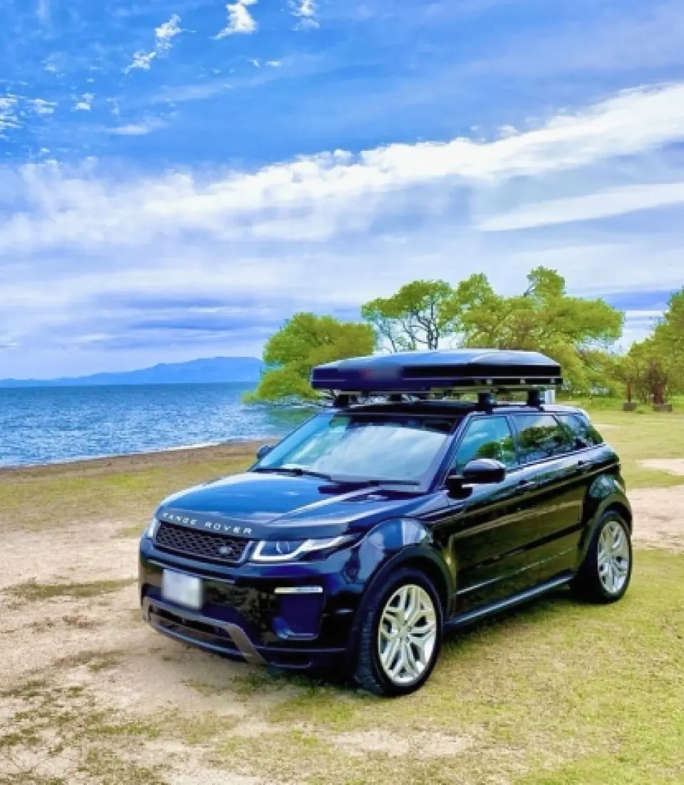 湖畔に停車している車