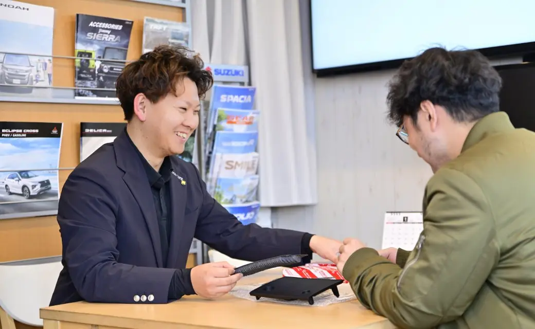 お客様に説明をするスタッフ