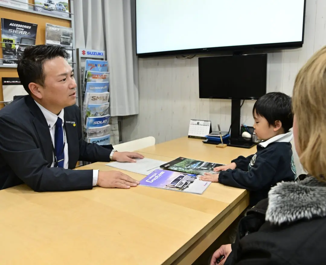 商談中のスタッフと家族