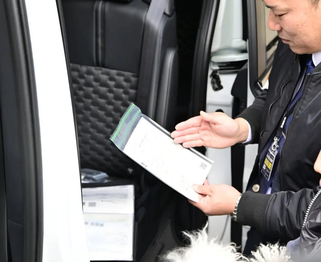 車の説明をするスタッフ