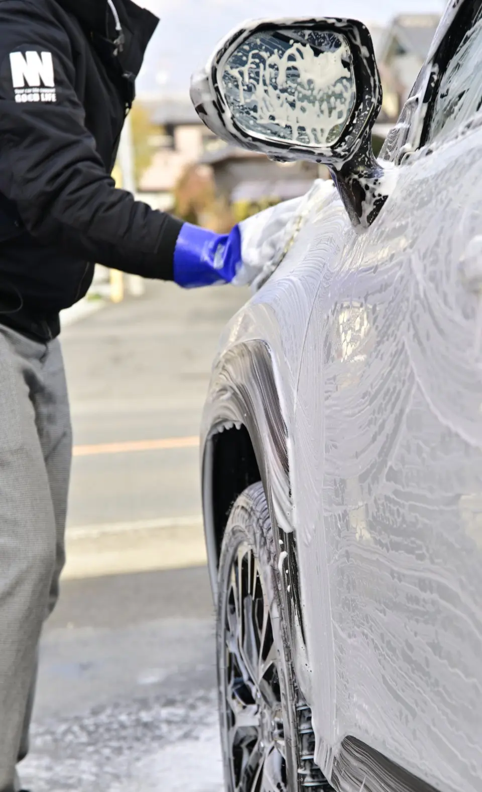 洗車をする男性