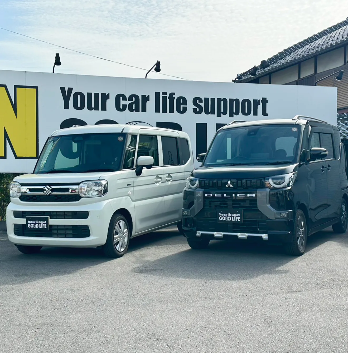 横に並ぶ白い車の列