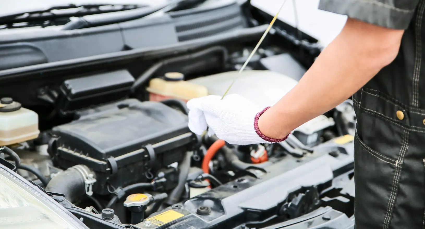 エンジンオイルを点検する整備士の手元