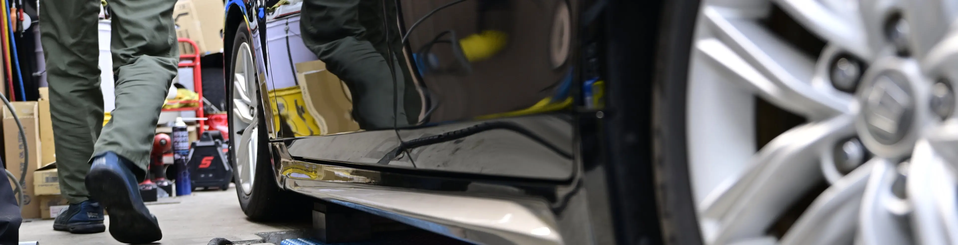 作業中のスタッフの足元と車両の側面