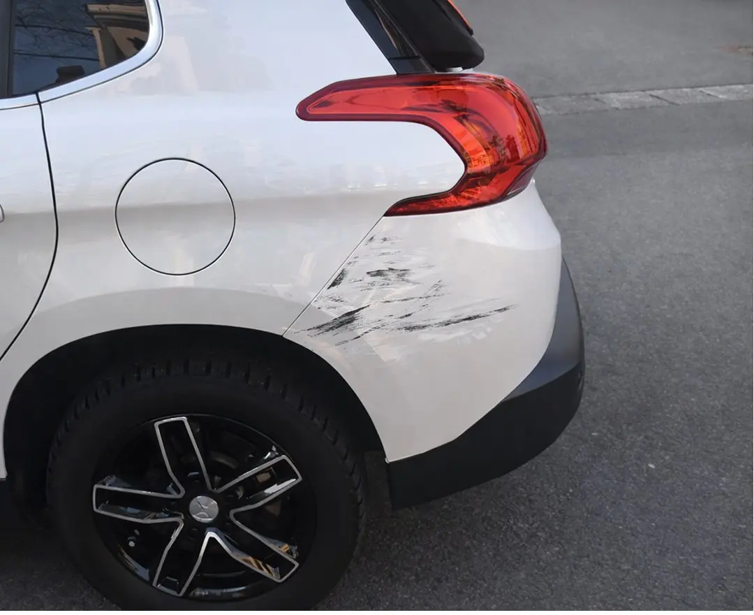 車の後部にある擦り傷