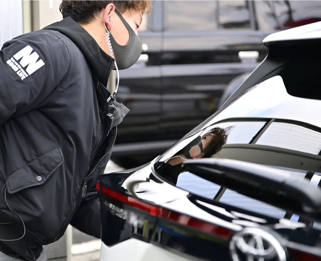 車の外装を点検するスタッフ